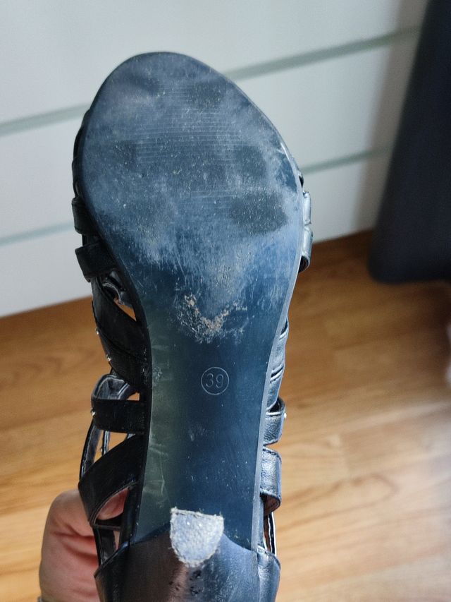 Sandalia tacón tiras y tachuelas