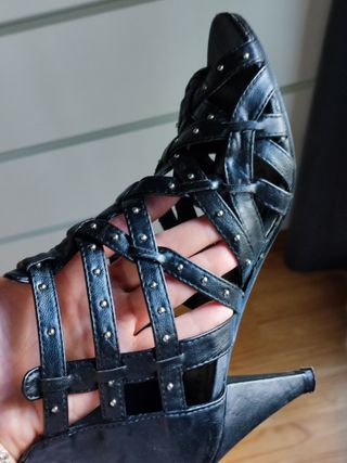 Sandalia tacón tiras y tachuelas