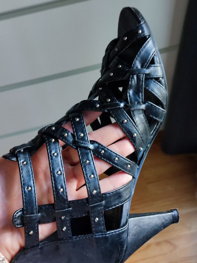 Sandalia tacón tiras y tachuelas