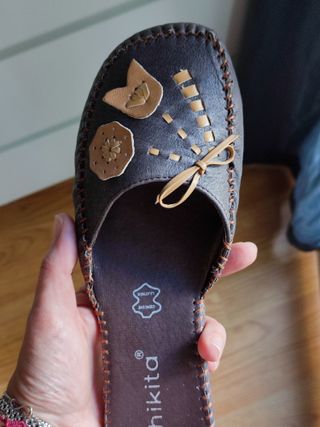 Zapato abierto con tacón pequeño