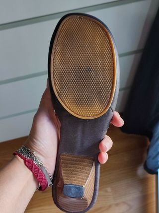 Zapato abierto con tacón pequeño
