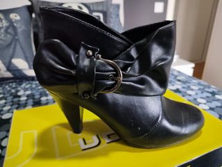 Botines con hebilla