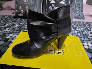 Botines con hebilla