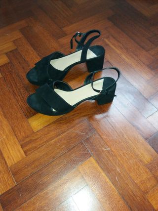 Sandalias tacón grueso. 41 Stradivarius