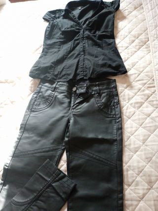 Pantalón de Cuero y Camisa negra.