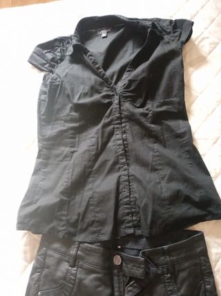 Pantalón de Cuero y Camisa negra.