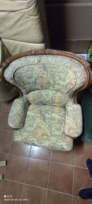 Sillón tapizado antiguo.