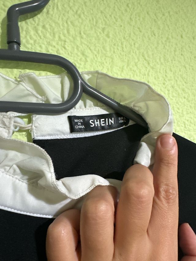 camiseta perlas y volantes shein