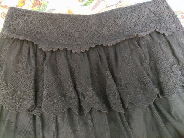 Falda azul marino con volantes bordados