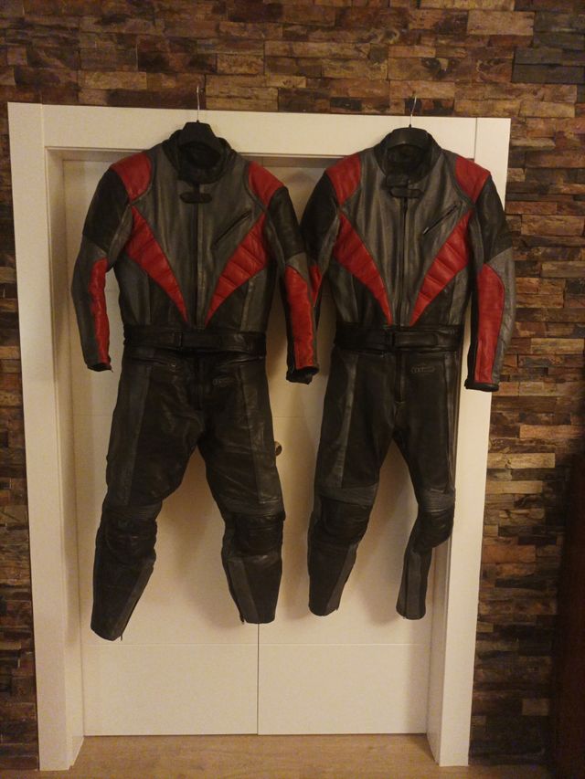 Pareja de monos de piel para moto