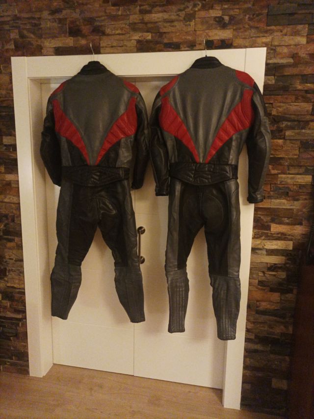 Pareja de monos de piel para moto