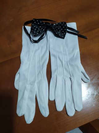 Guantes blancos y pajarita negra de lunares