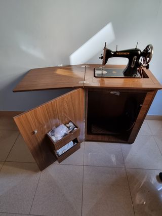 Maquina de coser con muble