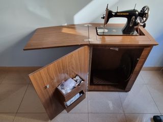 Maquina de coser con muble