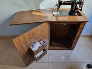 Maquina de coser con muble