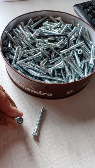 Caja tornillos cabeza Allen para muebles
