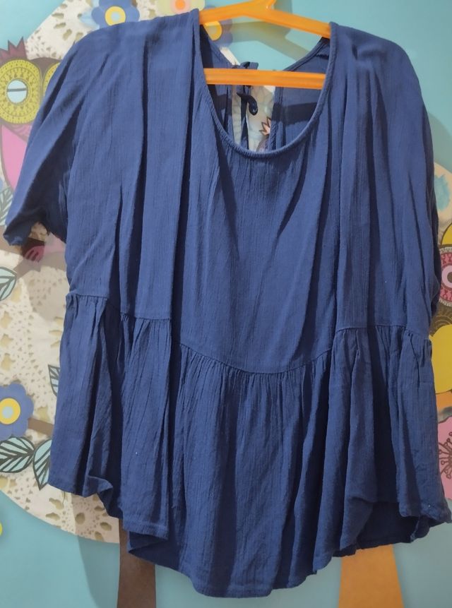 Blusa azul marino y camiseta amarilla.