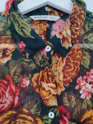 Blusa estampada "Stradivarius".