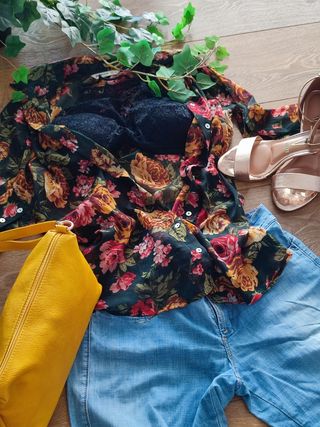 Blusa estampada "Stradivarius".