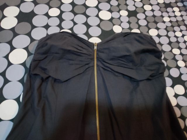 Vestido con volantes y cremallera