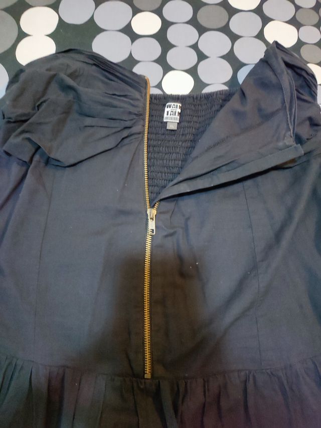 Vestido con volantes y cremallera