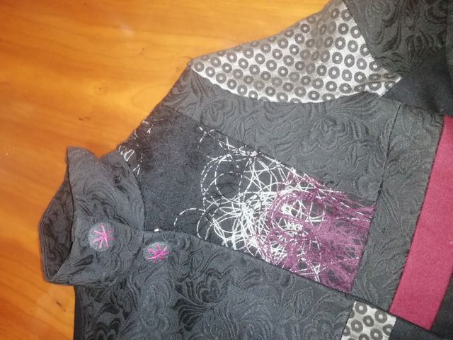 Abrigo estilo Desigual.