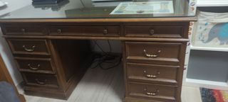 Escritorio victoriano y librería a juego.