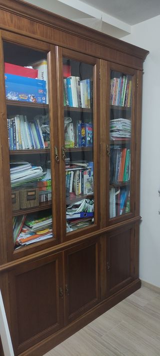 Escritorio victoriano y librería a juego.