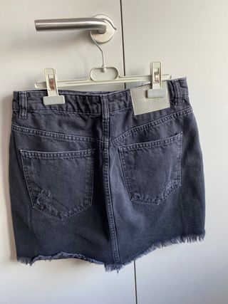 falda vaquera negra pull and bear (L)