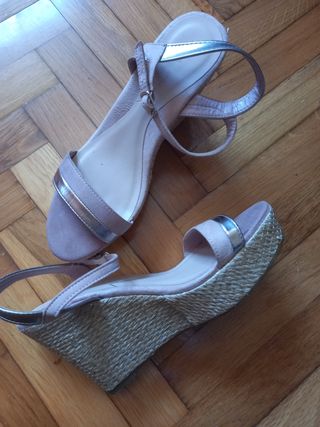 Sandalia rosa y plata de cuña 38