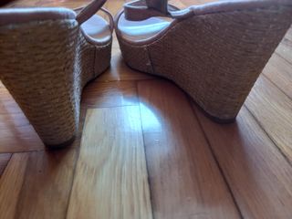 Sandalia rosa y plata de cuña 38