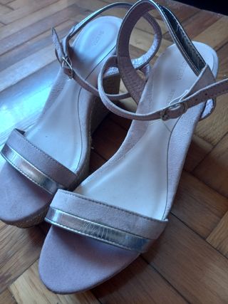 Sandalia rosa y plata de cuña 38