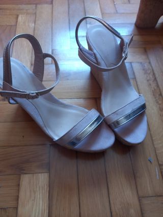 Sandalia rosa y plata de cuña 38