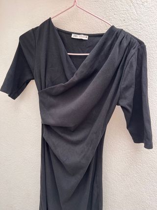 Vestido negro fruncido