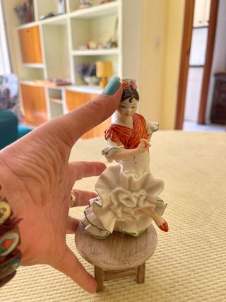 figura de flamenca subida a una mesa