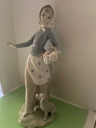 preciosa figura porcelana fina,antigua, tipo lladr