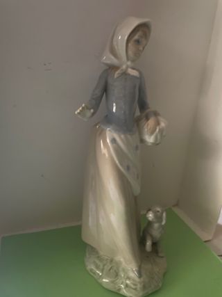 preciosa figura porcelana fina,antigua, tipo lladr