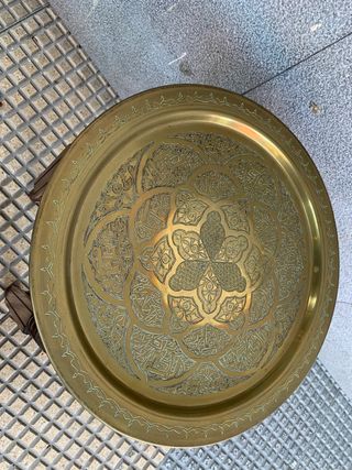 Tetera con mesa decorativa