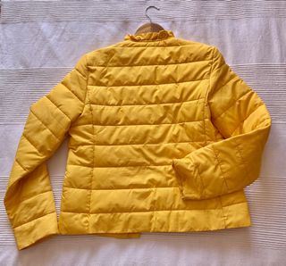 Chaqueta acolchada amarillo con bolsillos