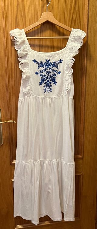 Vestido blanco midi tirantes, detalle bordado azul