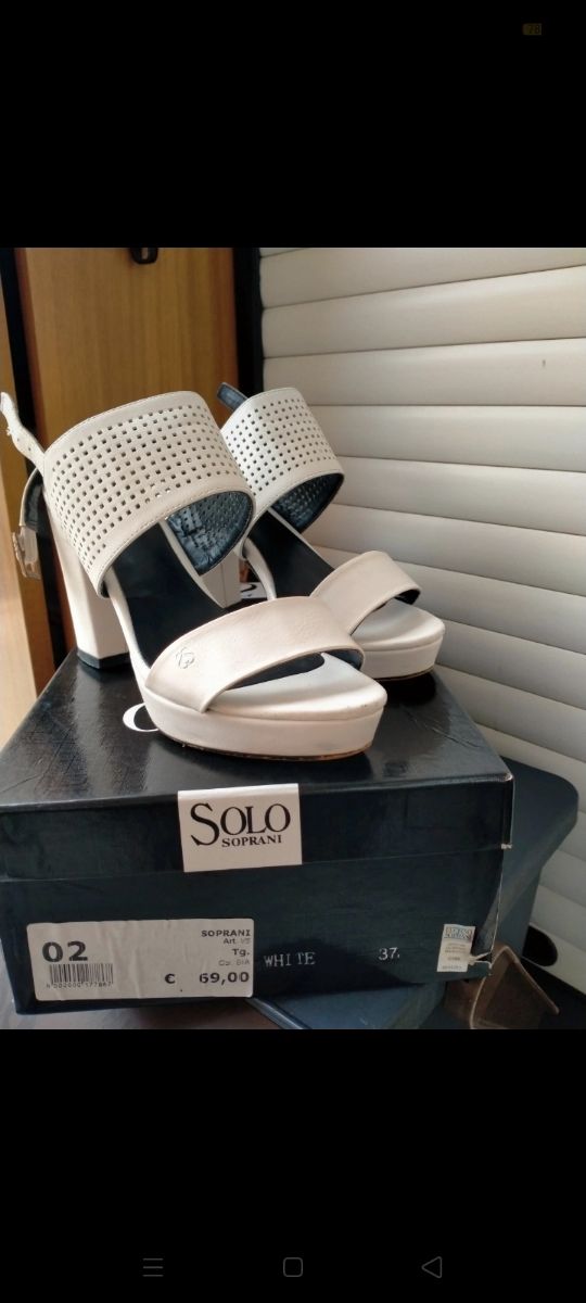 Scarpe aperte col tacco