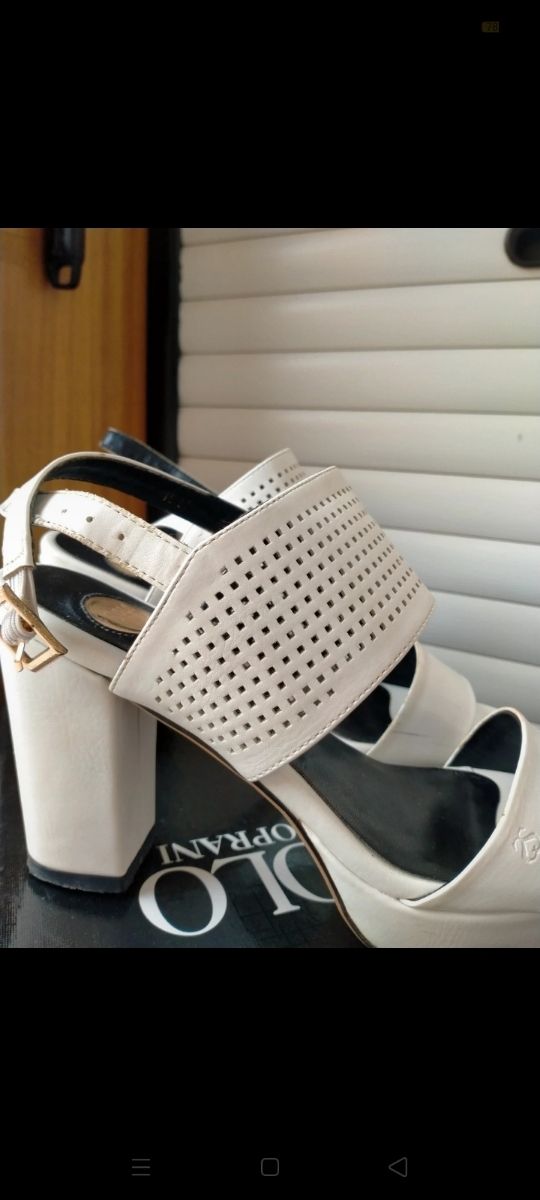 Scarpe aperte col tacco