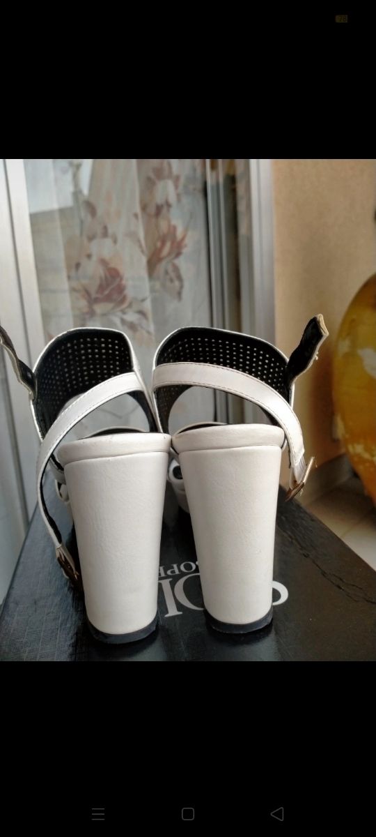 Scarpe aperte col tacco