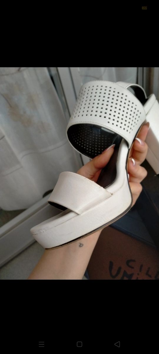 Scarpe aperte col tacco