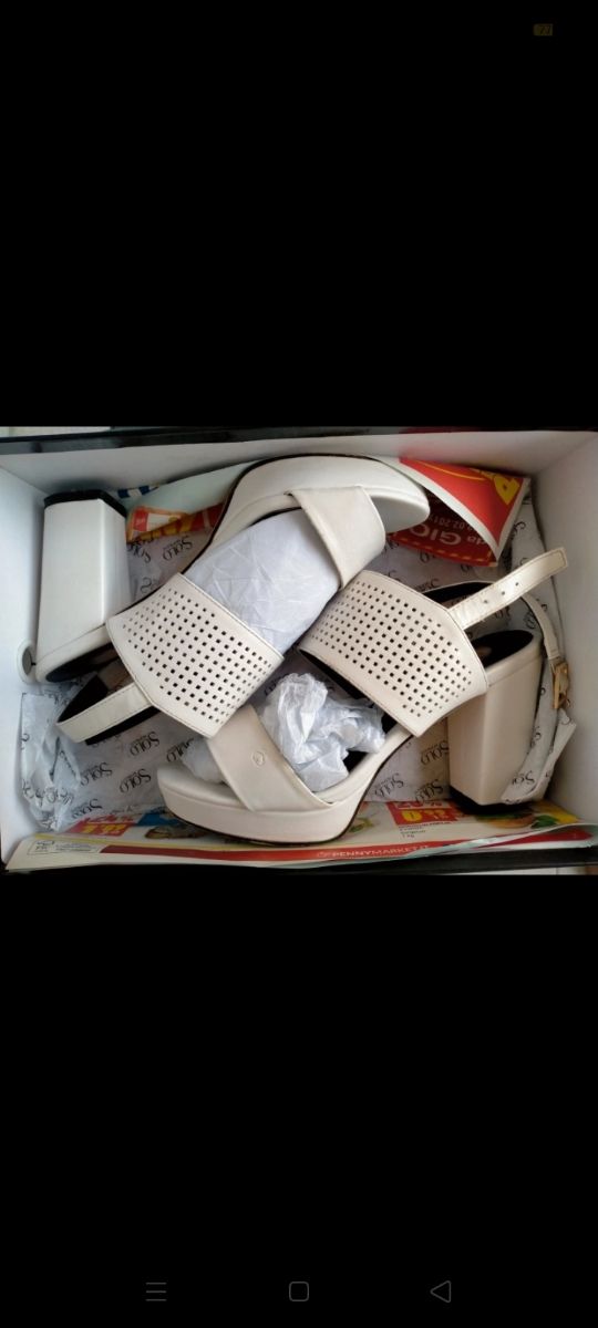 Scarpe aperte col tacco