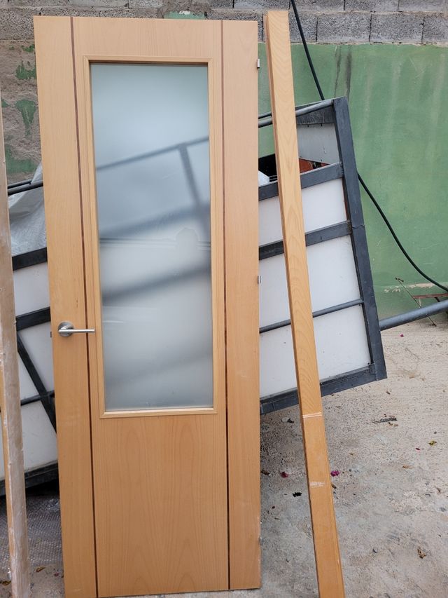 Puerta de madera maciza.