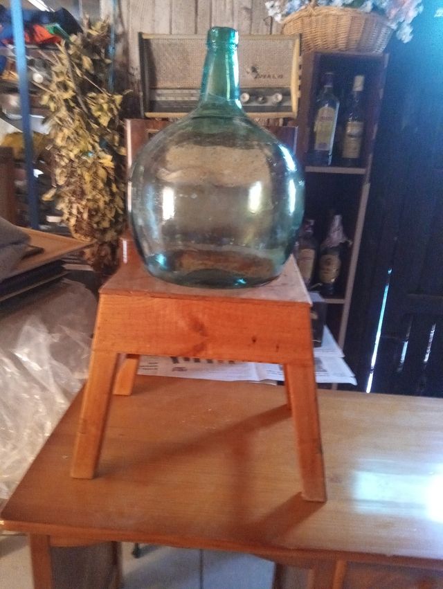 Damajuana con soporte de madera