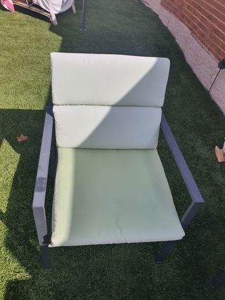 Sofa y  2 Butacas más mesa de jardín