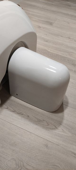 Lavabo Villeroy & Boch y tapa tuberías