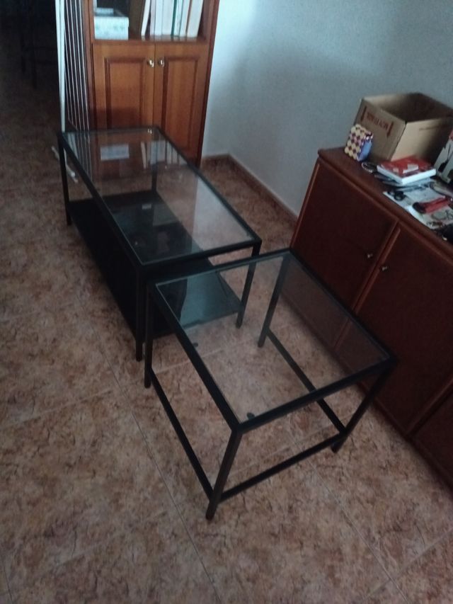 Mesas de cristal y hierro